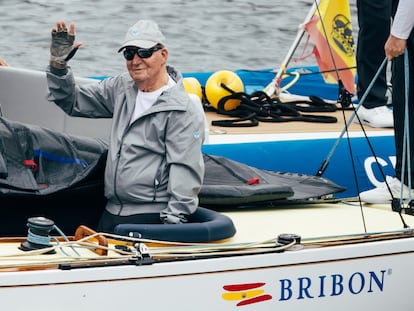 Juan Carlos I, a bordo del Bribón, en una regata en Sanxenxo.