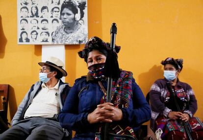 Líderes indígenas se reúnen después de que las autoridades locales impidieran la exhumación en el lugar donde se cree que están enterrados los niños de la comunidad indígena Chiul masacrados durante la guerra civil de Guatemala en la década de 1980, en Nebaj.