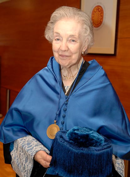 La doctora Maria Assumpció Català durante la investidura de Margaret Geller como doctora <i>honoris causa</i> en la Universitat Rovira i Virgili de Tarragona el pasado 17 de junio.