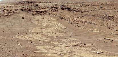 Las capas de arena con diferente resistencia a la erosión son evidentes en esta escena marciana. Las imágenes que componen este mosaico fueron tomadas por la cámara mast de 'Curiosity' antes del mediodía, en el día marciano 553.