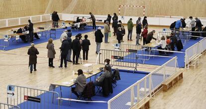 Ambiente electoral en el polideportivo Camp de Ferro, en Barcelona. La cifra de participación del 22,8% a las 13.00 viene marcada por las recomendaciones de la Generalitat de que en las primeras horas de la jornada votara la población más vulnerable para así evitar el riesgo de contagio.