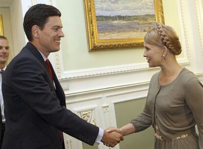 El ministro de Asuntos Exteriores británico, David Miliband, con la primera ministra de Ucraia, Yulia Tymoshenko, hoy en Kiev
