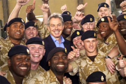 El primer ministro británico posa junto a soldados británicos, durante su visita sorpresa a Basora, Irak.