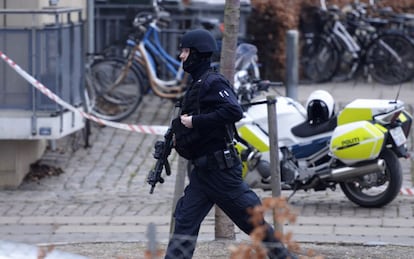 Un policía de asalto en la calle del lugar del suceso en Copenhague.