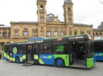 Vehículo híbrido de Dbus en San Sebastián.