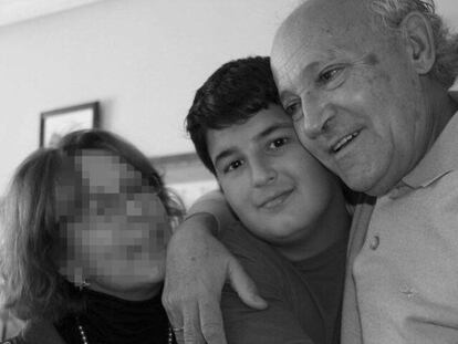 Víctor, en el centro, muerto en un choque frontal con un conductor kamikaze, junto a su abuela y su abuelo, que murió el domingo atrapado en un contenedor de basura, en una foto fechada en enero de 2011.