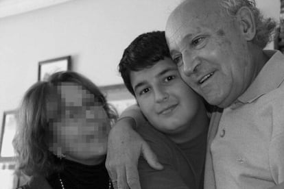 Víctor, en el centro, muerto en un choque frontal con un conductor kamikaze, junto a su abuela y su abuelo, que murió el domingo atrapado en un contenedor de basura, en una foto fechada en enero de 2011.