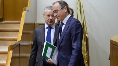 El lehendakari, Íñigo Urkullu (PNV), con Alfonso Alonso (PP), a la entrada a un pleno del Parlamento vasco.