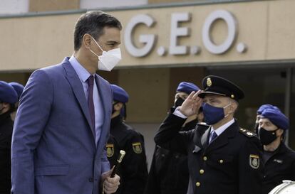 El presidente del Gobierno, Pedro Sánchez, visitó en Guadalajara este jueves la base operativa del Grupo Especial de Operaciones (GEO), la unidad de élite de la Policía Nacional especializada en operaciones de alto riesgo, y donde ha participado en una videoconferencia con miembros del GEO que han posibilitado la evacuación de 150 españoles de Ucrania y que, actualmente, se encuentran en la frontera entre Ucrania y Polonia. 