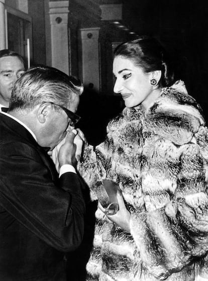 Aristóteles Onassis besando la mano de Maria Callas en la Ópera de Londres durante junio de 1959.