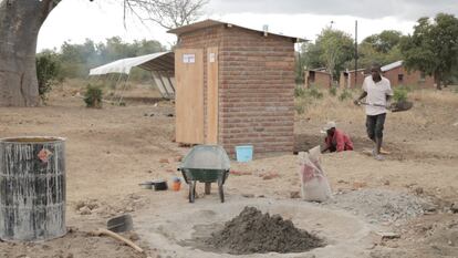 Los trabajos de demaración y renovación del campo avanzan a marchas forzadas. "Todo depende de los fondos", apunta Novak-Irons, la responsable de la emergencia. Trabajadores locales se emplean en las obras y los refugiados participan en la construcción de sus refugios tras recibir formación adecuada. 