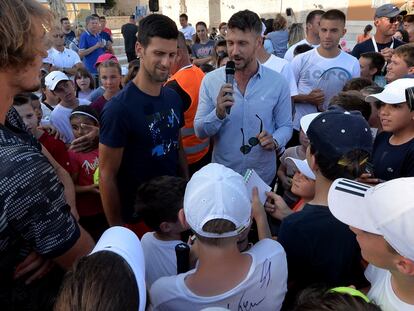 Djokovic, junto a Zverev, Coric y Dimitrov, rodeado de aficionados en una plaza de Zadar (Croacia) la semana pasada. / Z. K. (AP)