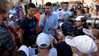 Djokovic, junto a Zverev, Coric y Dimitrov, rodeado de aficionados en una plaza de Zadar (Croacia) la semana pasada. / Z. K. (AP)