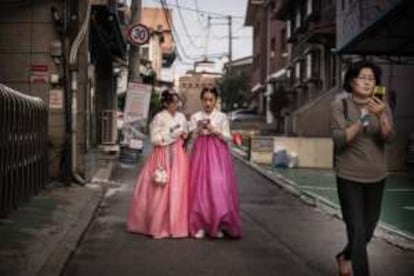 Dos jóvenes vestidas con el traje tradicional en Seúl (Corea del Sur).