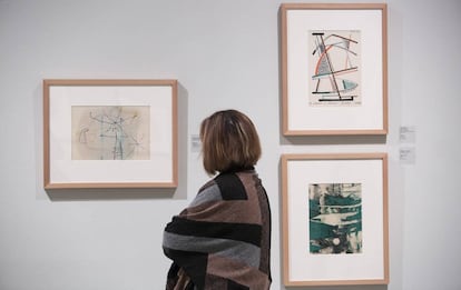 Las obras de Joan Miró, a la izquierda, Alberto Magnelli, arriba, y Jordi Curós en la exposición de Can Framis.