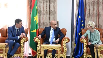 El presidente del Gobierno, Pedro Sánchez, y la presidenta de la Comisión Europea, Ursula von der Leyen, con el presidente mauritano, Mohamed Ould Ghazouani, en el centro, en el palacio presidencial mauritano, este jueves en Nuakchot.