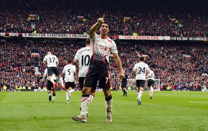 Luis Suarez celebra su gol, el tercero del Liverpool