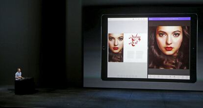 Foi uma das grandes surpresas da apresentação anual da Apple: um iPad de luxo, com tela grande, maior potência e novos acessórios, como o antes desprezado ‘stylus’. Na imagem, o diretor de projeto da Adobe/Behance, Eric Snowden, mostra o ‘software’ de sua empresa para o novo iPad Pro em setembro passado.