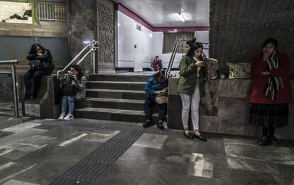 Usuarios del metro hacen transbordo a las 6.00 de la mañana, una de las horas de mayor trafico en la ciudad.