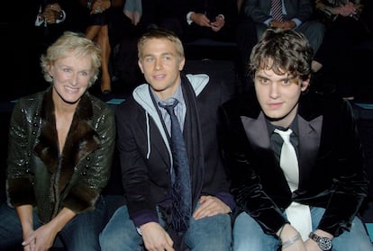 Glenn Close, Charlie Hunnam y John Mayer en un desfile de Giorgio Armani en 2005.