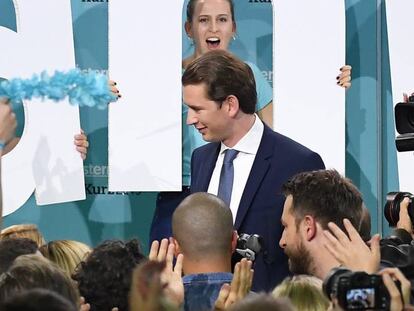 El líder democristiano de Austria, Sebastian Kurz, celebra la victoria eleccioens este domingo en Viena.