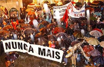 Aspecto de la manifestación en Santiago para recordar el desastre del <i>Prestige</i>