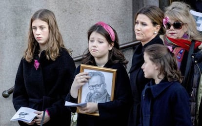 La princesa Marta Luisa de Noruega con sus tres hijas Maud Angelica, Leah Isadora y Emma Tallulah, en el funeral de Ari Behn, en Oslo, el 3 de enero. Detrás, Marianne, la madre de Behn.
 