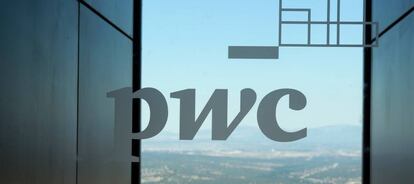 El logo de PwC en su sede en Madrid.