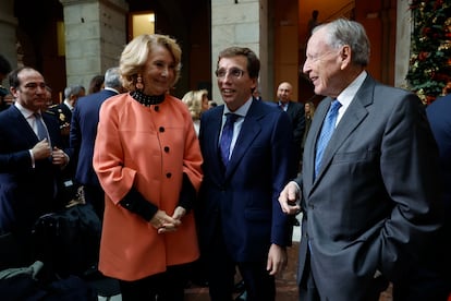 La expresidenta de la Comunidad de Madrid, Esperanza Aguirre, el alcalde José Luis Martínez Almeida, y el exregidor madrileño, José María Álvarez del Manzano en el acto de homenaje a la Constitución Española, que se celebró en Madrid el 4 de diciembre.