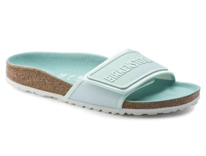 Una sandalias para deportistas. El nuevo modelo de Birkenstock, Tema, adopta un estilo mucho más deportivo para adaptarse a las tendencias actuales. Destaca por su práctico cierre adhesivo, la mezcla de materiales, que combinan corcho, látex, caucho y microfibra, y el logotipo de la marca, que protagoniza la hebilla superior. Esta versión de la emblemática sandalia está diseñada en una variedad de tonos pastel: verde, menta (en la imagen), lila y coral. Están confeccionadas en Alemania y respeta la característica suela de la marca, que imita a la huella de un pie en la arena para que sean lo más cómodas posible.Precio: 80 euros.