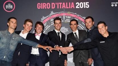 Los ciclistas Nacer Bouhanni, Michal Kwiatkowski, Rigoberto Urán, Fabio Aru, Alberto Contador, Ivan Basso y Julián Arredondo, durante la presentación del Giro de Italia.