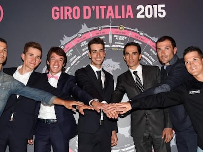 Los ciclistas Nacer Bouhanni, Michal Kwiatkowski, Rigoberto Urán, Fabio Aru, Alberto Contador, Ivan Basso y Julián Arredondo, durante la presentación del Giro de Italia. 