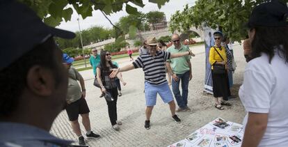 Los concentrados ante el madrile&ntilde;o Puente de Toledo, este domingo.