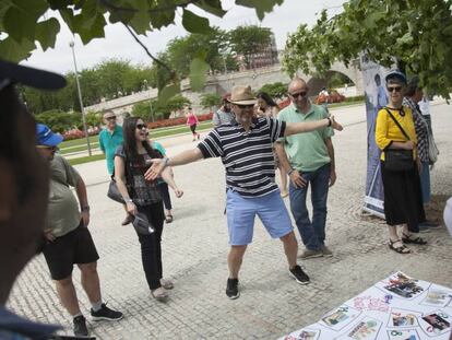 Los concentrados ante el madrile&ntilde;o Puente de Toledo, este domingo.