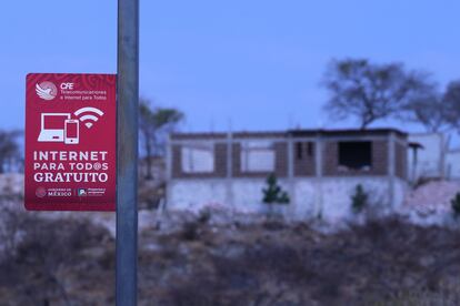 Un letrero del programa de Internet Gratuito de este sexenio, en Ayala (Estado de Morelos), en abril de 2023.