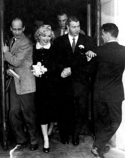 Joe DiMaggio y Marilyn Monroe se casaron el 14 de enero de 1954 en el Ayuntamiento de San Francisco. La ambición rubia se alejó de todo lo que podía esperarse de una estrella de Hollywood, y su traje de novia consistió en un sencillo yconjunto de falda lápiz en color marrón oscuro y con cuello de piel de armiño en tonos marfil.