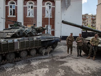 Lysychansk (Ukraine), 12/07/2022.- A picture taken during a visit to Lysychansk organised by the Russian military shows self-proclaimed LPR militias guards on the exhibition of captured Ukrainian weapons and hardware in downtown of Lysychansk, Luhansk region, Ukraine, 12 July 2022 (issued 13 July 2022). Russian Defense Minister Shoigu on 04 July 2022 reported to Russian President Putin that the Russian Armed Forces and the People's Militia of the self-proclaimed Luhansk People's Republic (LPR) established full control over the territories of the self-proclaimed LPR within the administrative boundaries of the Luhansk region. According to Shoigu, the losses of the Armed Forces of Ukraine over the past two weeks in the battles for Severodonetsk and Lisichansk amounted to almost 5,500 people. On 24 February 2022 Russian troops entered the Ukrainian territory in what the Russian president declared a 'Special Military Operation', starting an armed conflict that has provoked destruction and a humanitarian crisis. (Rusia, Ucrania) EFE/EPA/SERGEI ILNITSKY