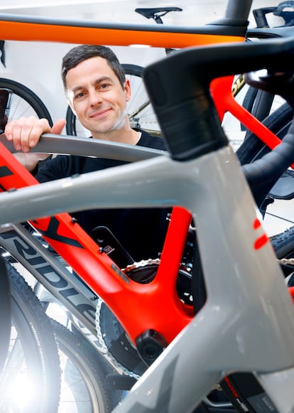 Lee Comerford, cofundador junto a su esposa Louise Laker de Eat, Sleep, Cycle.