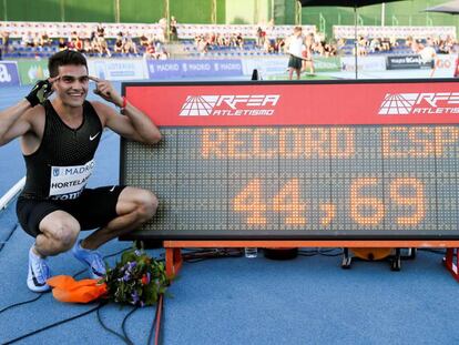 Bruno Hortelano celebra su victoria y nuevo récord de España en 400m lisos.