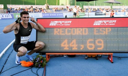 Bruno Hortelano celebra su victoria y nuevo récord de España en 400m lisos.