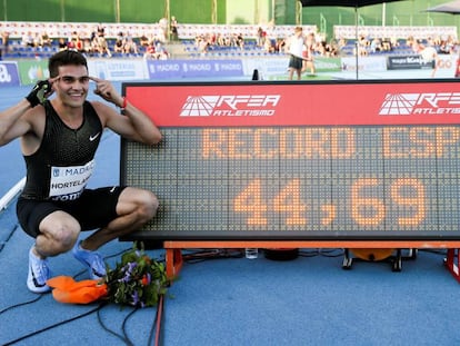 Bruno Hortelano celebra su victoria y nuevo récord de España en 400m lisos.