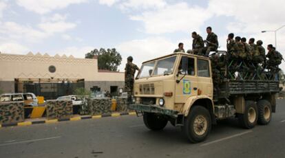 Soldados yemeníes en un camión ante la entrada de la Embajada de Estados Unidos en Saná, en 2008.