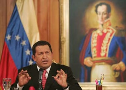 El presidente venezolano, Hugo Chavez, gesticula durante una rueda de prensa en el Palacio de Miraflores.