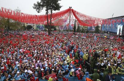 Centenares de turcos asisten a un mitin del presidente turco, Recep Tayip Erdogan, en el que pide que voten "sí" en el referéndum constitucional.