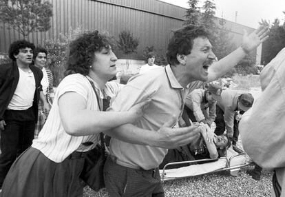 Familiares y afectados por el síndrome tóxico (aceite de colza) protestan violentamente tras la lectura de la sentencia de la Audiencia Nacional en el auditorio de la Casa de Campo de Madrid. Solo dos condenados por la distribución de aceite de colza desnaturalizado, que causó más de 650 muertes y miles de afectados, ingresaron en prisión.