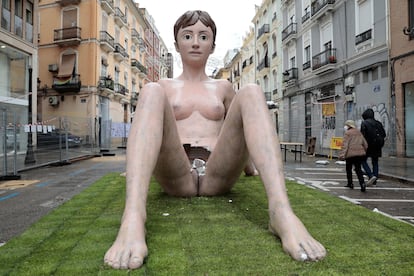 Una falla de Valencia de una mujer desnuda sentada en el suelo ha aparecido mutilada en la zona genital.