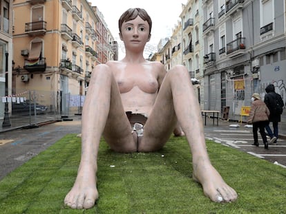 Una falla de Valencia de una mujer desnuda sentada en el suelo ha aparecido mutilada en la zona genital.