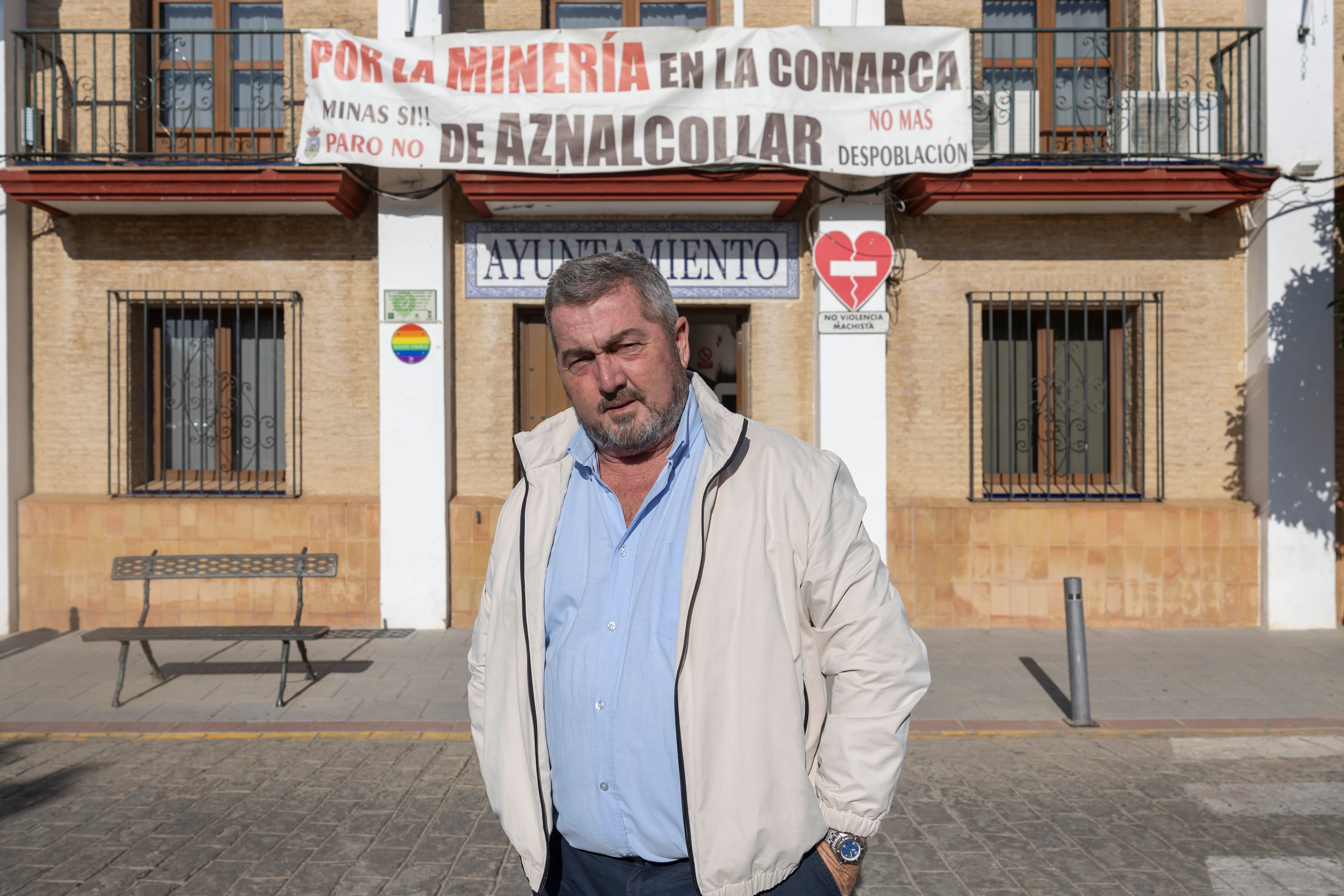 El alcalde de Aznalcóllar, Juan José Fernández, este lunes frente al Ayuntamiento.