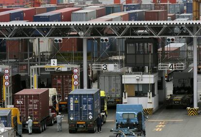 Camiones en la terminal de carga de Yokohama, al sur de Tokio (Japón)