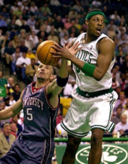 Jason Kidd, de los Nets, trata de arrebatar el balón a Paul Pierce, de los Celtics, que entra a canasta.